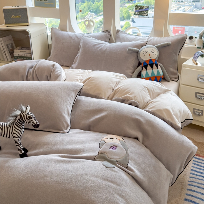 91家纺网 家纺一手货源 找家纺 印季家纺 2025新款大肚腩-海獭绒贴布绣四件套 大肚腩-浅灰-粉灰