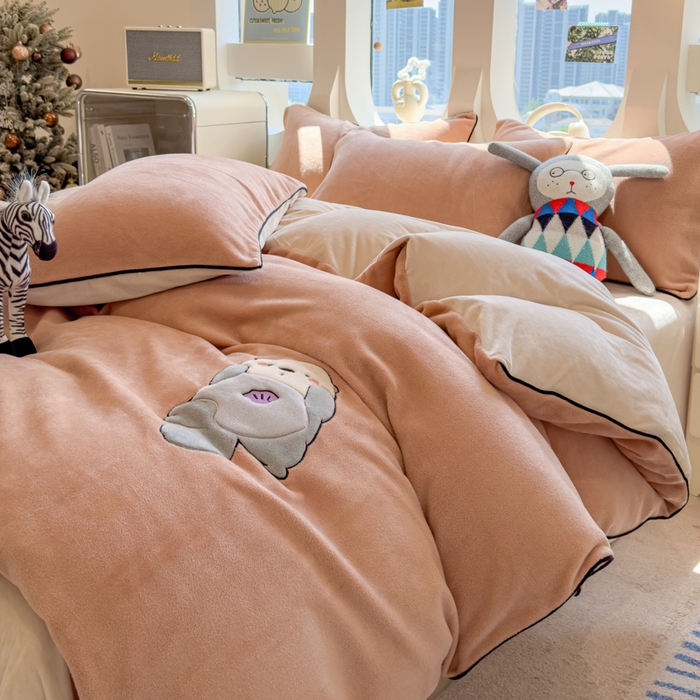 91家纺网 家纺一手货源 找家纺 印季家纺 2025新款大肚腩-海獭绒贴布绣四件套 大肚腩-香槟金-浅棕