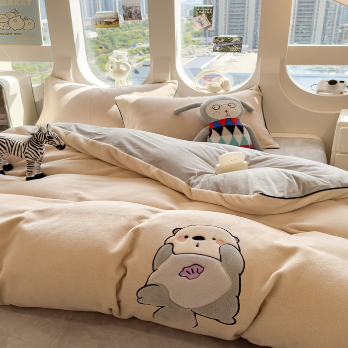 91家纺网 家纺一手货源 找家纺 印季家纺 2025新款大肚腩-海獭绒贴布绣四件套 大肚腩-米粽-浅灰