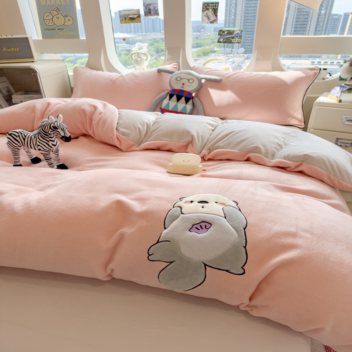 91家纺网 家纺一手货源 找家纺 印季家纺 2025新款大肚腩-海獭绒贴布绣四件套 大肚腩-玉粉-粉灰