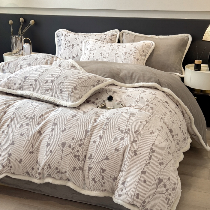 91家纺网 家纺一手货源 找家纺 （总）印季家纺 2025新款法式立体雕花绒兔毛包边四件套