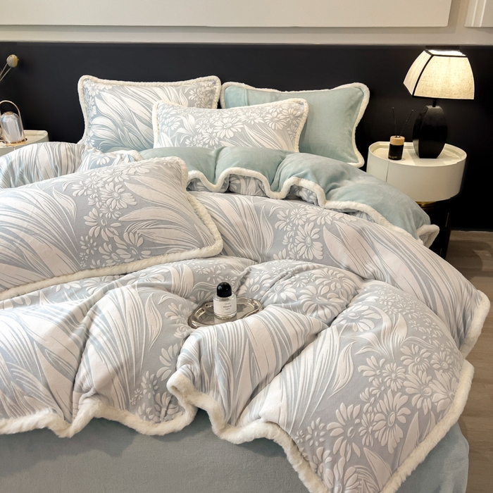 91家纺网 家纺一手货源 找家纺 （总）印季家纺 2025新款法式立体雕花绒兔毛包边四件套