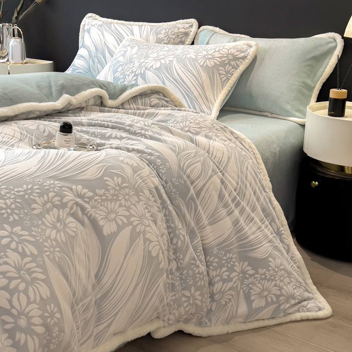 91家纺网 家纺一手货源 找家纺 （总）印季家纺 2025新款法式立体雕花绒兔毛包边四件套