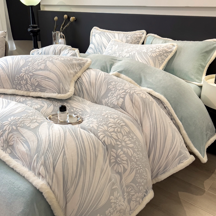 91家纺网 家纺一手货源 找家纺 印季家纺 2025新款法式立体雕花绒兔毛包边四件套 冬日恋歌-蓝