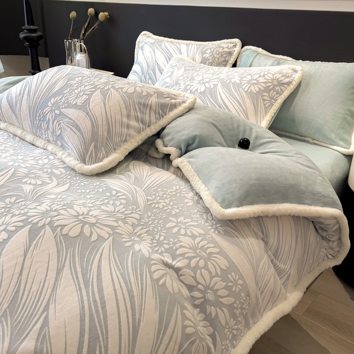 91家纺网 家纺一手货源 找家纺 印季家纺 2025新款法式立体雕花绒兔毛包边四件套 冬日恋歌-蓝