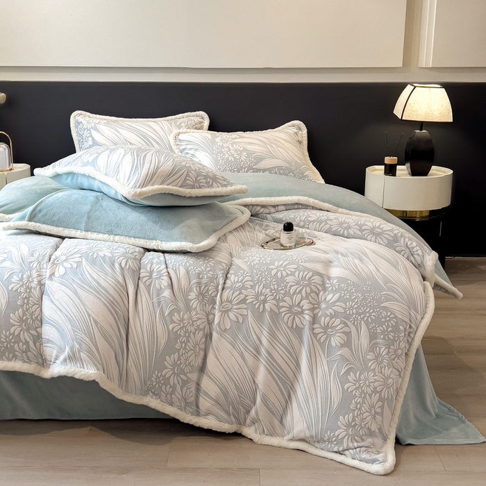 91家纺网 家纺一手货源 找家纺 印季家纺 2025新款法式立体雕花绒兔毛包边四件套 冬日恋歌-蓝