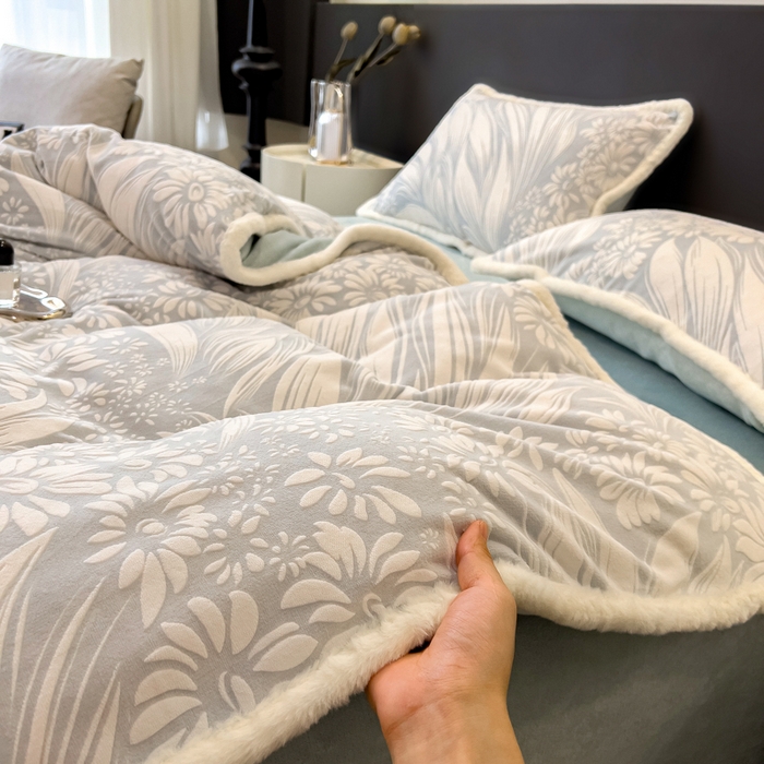 91家纺网 家纺一手货源 找家纺 印季家纺 2025新款法式立体雕花绒兔毛包边四件套 冬日恋歌-蓝