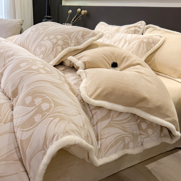 91家纺网 家纺一手货源 找家纺 印季家纺 2025新款法式立体雕花绒兔毛包边四件套 铃兰梦境-米黄