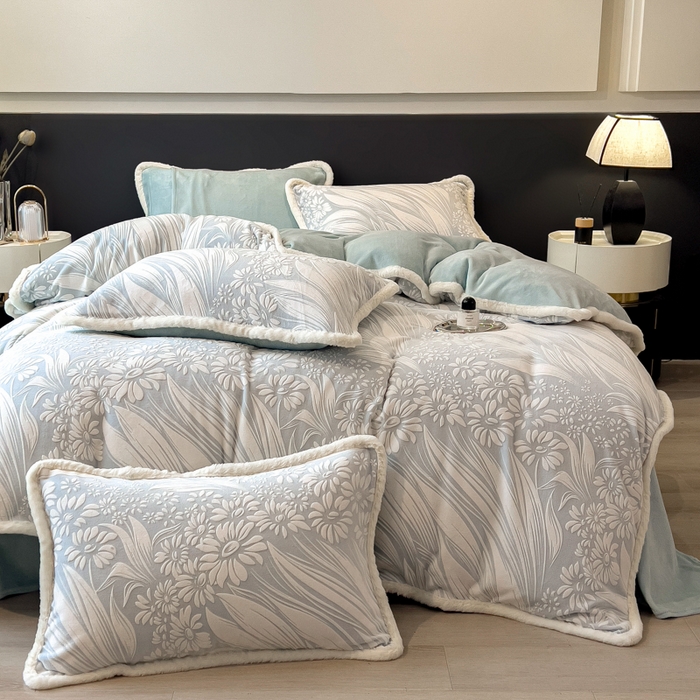 91家纺网 家纺一手货源 找家纺 印季家纺 2025新款法式立体雕花绒兔毛包边四件套 冬日恋歌-蓝