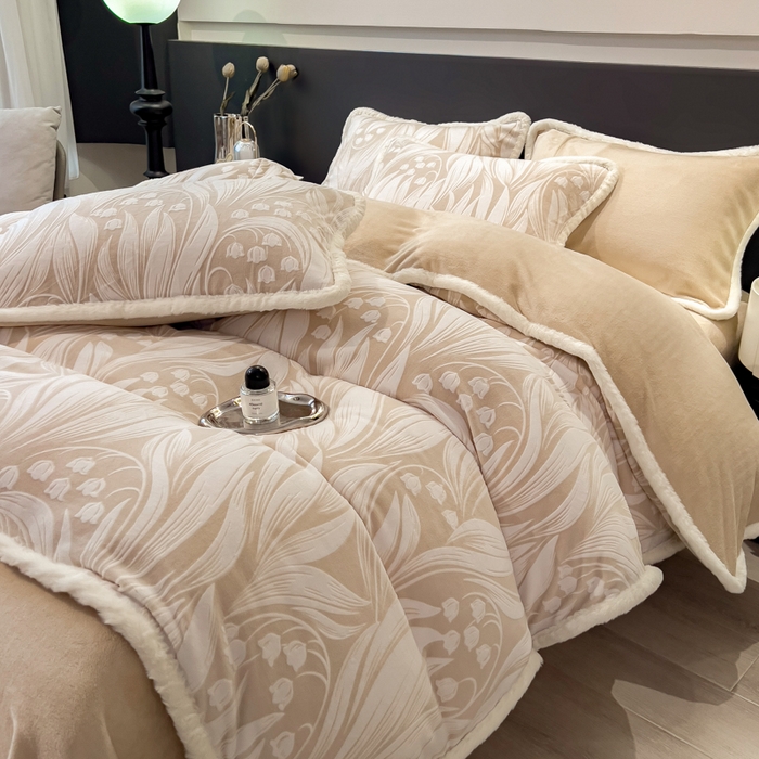 91家纺网 家纺一手货源 找家纺 印季家纺 2025新款法式立体雕花绒兔毛包边四件套 铃兰梦境-米黄