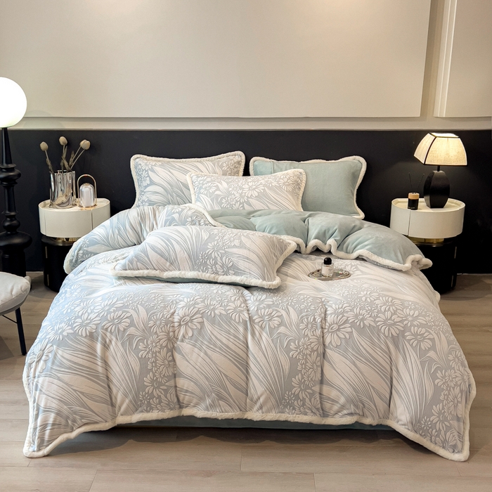 91家纺网 家纺一手货源 找家纺 印季家纺 2025新款法式立体雕花绒兔毛包边四件套 冬日恋歌-蓝