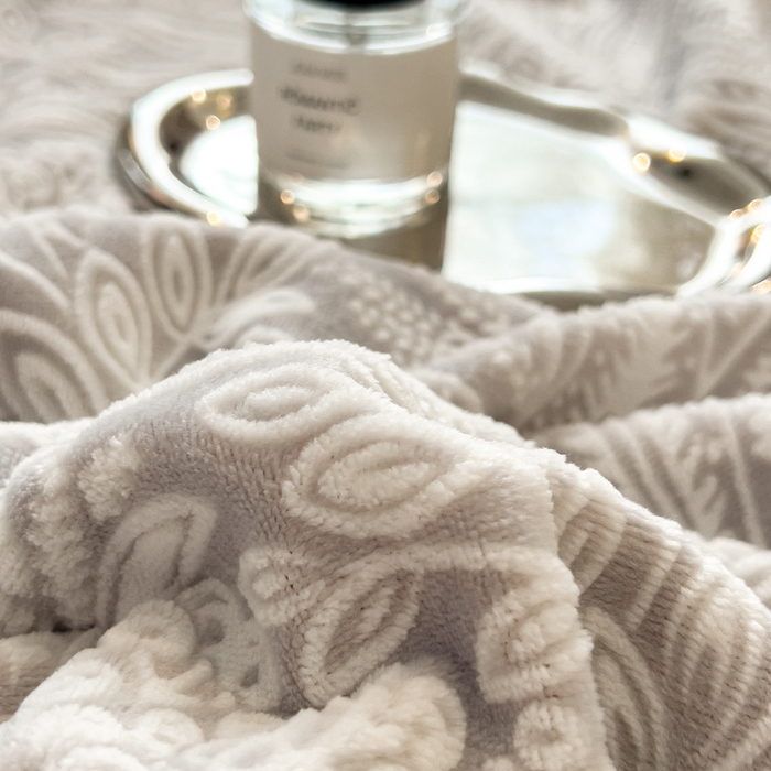 91家纺网 家纺一手货源 找家纺 印季家纺 2025新款法式立体雕花绒兔毛包边四件套 山茶庄园-灰