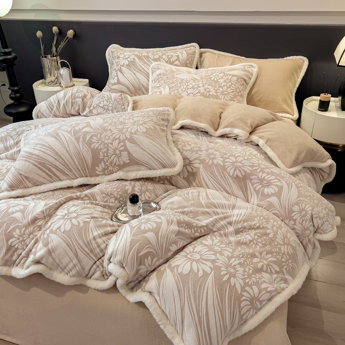 91家纺网 家纺一手货源 找家纺 印季家纺 2025新款法式立体雕花绒兔毛包边四件套 冬日恋歌-米咖