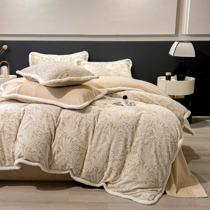 91家纺网 家纺一手货源 找家纺 印季家纺 2025新款法式立体雕花绒兔毛包边四件套 山茶庄园-米黄