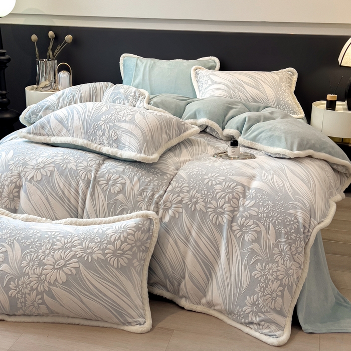 91家纺网 家纺一手货源 找家纺 印季家纺 2025新款法式立体雕花绒兔毛包边四件套 冬日恋歌-蓝