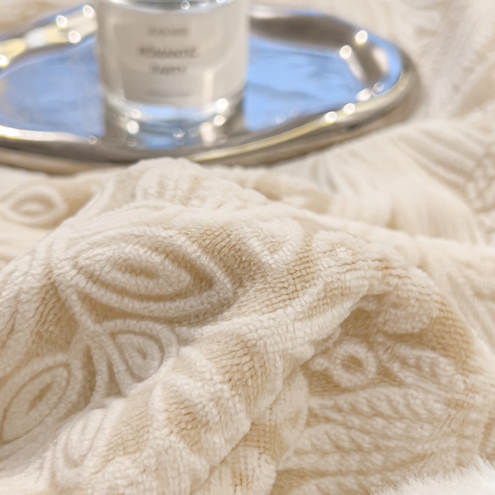 91家纺网 家纺一手货源 找家纺 印季家纺 2025新款法式立体雕花绒兔毛包边四件套 山茶庄园-米黄