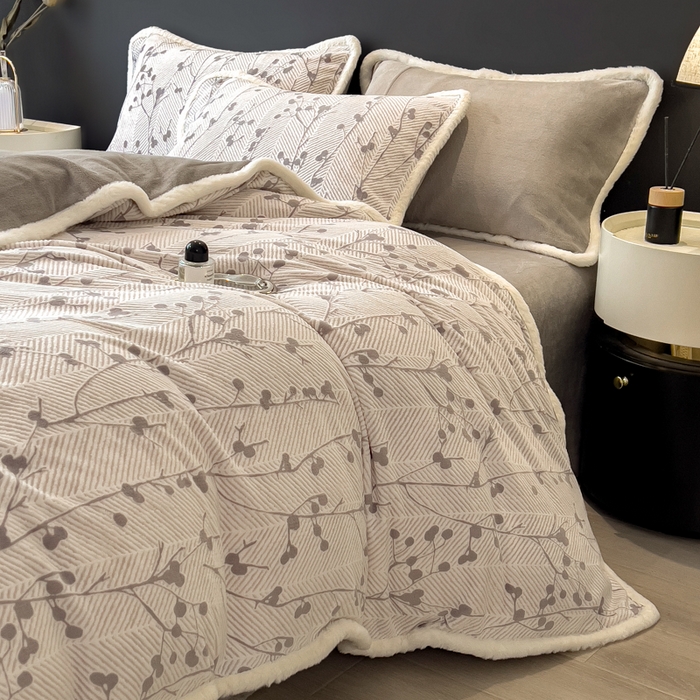 91家纺网 家纺一手货源 找家纺 印季家纺 2025新款法式立体雕花绒兔毛包边四件套 米洛-灰