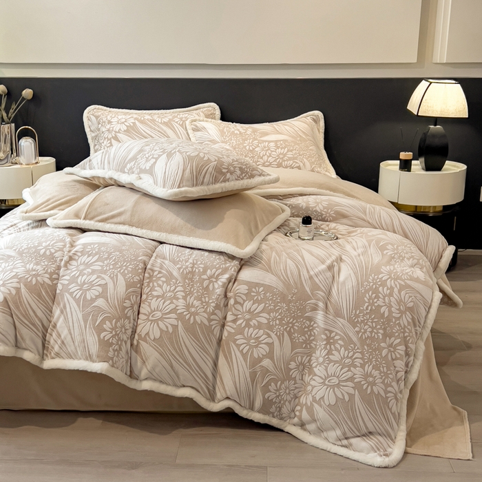 91家纺网 家纺一手货源 找家纺 印季家纺 2025新款法式立体雕花绒兔毛包边四件套 冬日恋歌-米咖