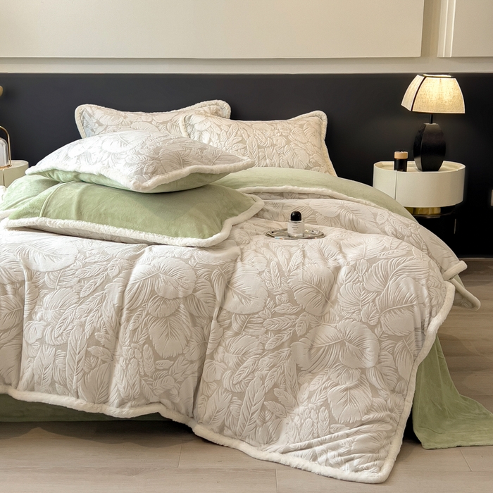 91家纺网 家纺一手货源 找家纺 印季家纺 2025新款法式立体雕花绒兔毛包边四件套 一叶知秋（灰绿）