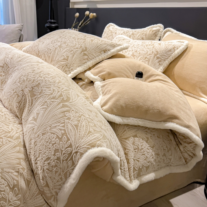 91家纺网 家纺一手货源 找家纺 印季家纺 2025新款法式立体雕花绒兔毛包边四件套 山茶庄园-米黄