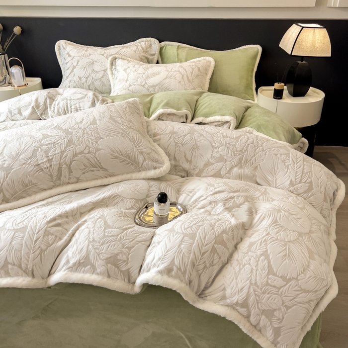 91家纺网 家纺一手货源 找家纺 印季家纺 2025新款法式立体雕花绒兔毛包边四件套 一叶知秋（灰绿）