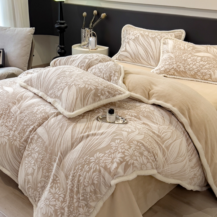 91家纺网 家纺一手货源 找家纺 印季家纺 2025新款法式立体雕花绒兔毛包边四件套 冬日恋歌-米咖