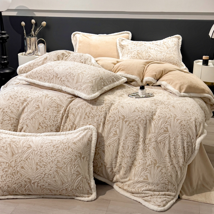 91家纺网 家纺一手货源 找家纺 印季家纺 2025新款法式立体雕花绒兔毛包边四件套 山茶庄园-米黄