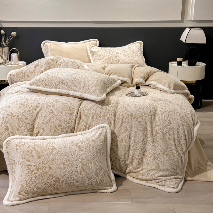 91家纺网 家纺一手货源 找家纺 印季家纺 2025新款法式立体雕花绒兔毛包边四件套 山茶庄园-米黄