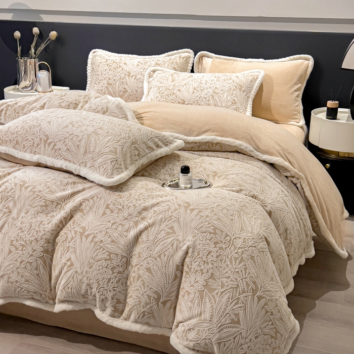 91家纺网 家纺一手货源 找家纺 印季家纺 2025新款法式立体雕花绒兔毛包边四件套 山茶庄园-米黄