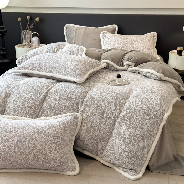 91家纺网 家纺一手货源 找家纺 印季家纺 2025新款法式立体雕花绒兔毛包边四件套 山茶庄园-灰