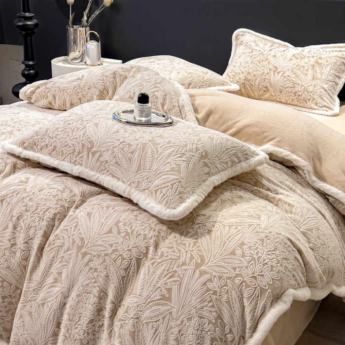 91家纺网 家纺一手货源 找家纺 印季家纺 2025新款法式立体雕花绒兔毛包边四件套 山茶庄园-米黄