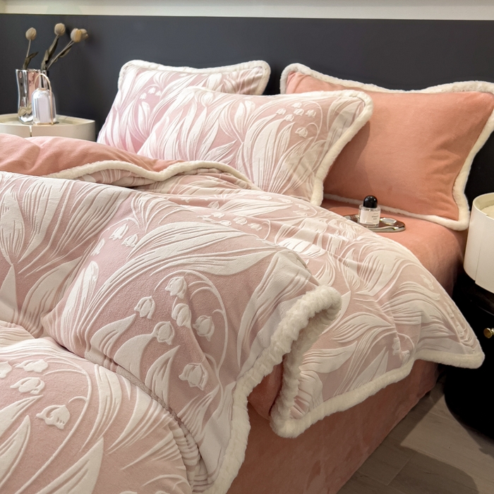 91家纺网 家纺一手货源 找家纺 印季家纺 2025新款法式立体雕花绒兔毛包边四件套 铃兰梦境-粉