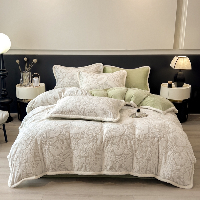 91家纺网 家纺一手货源 找家纺 印季家纺 2025新款法式立体雕花绒兔毛包边四件套 一叶知秋（灰绿）