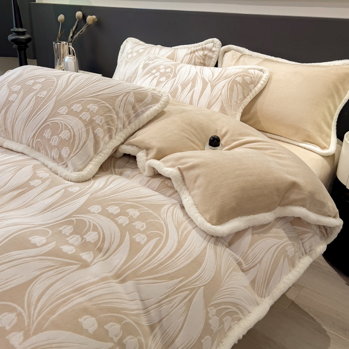 91家纺网 家纺一手货源 找家纺 印季家纺 2025新款法式立体雕花绒兔毛包边四件套 铃兰梦境-米黄