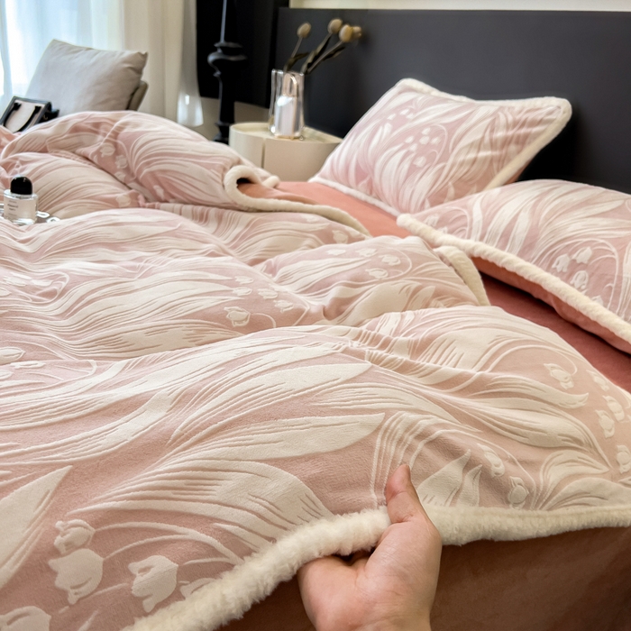91家纺网 家纺一手货源 找家纺 印季家纺 2025新款法式立体雕花绒兔毛包边四件套 铃兰梦境-粉