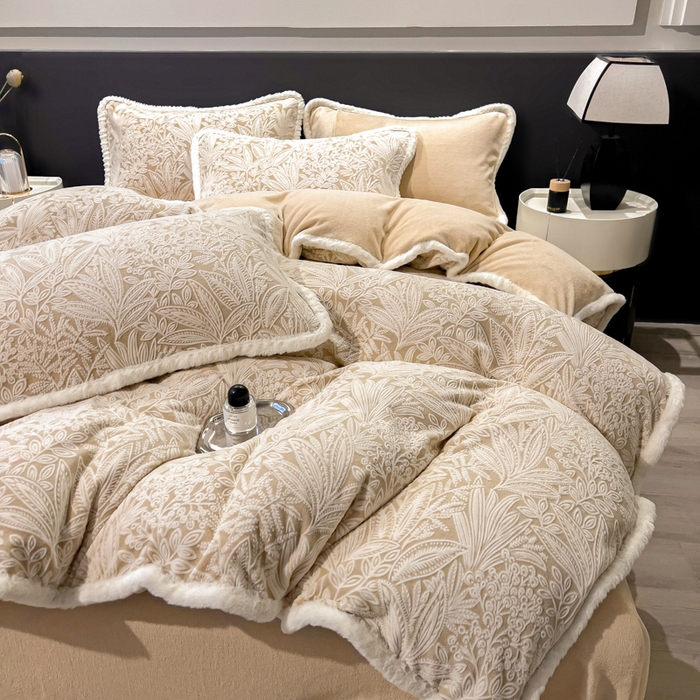 91家纺网 家纺一手货源 找家纺 印季家纺 2025新款法式立体雕花绒兔毛包边四件套 山茶庄园-米黄