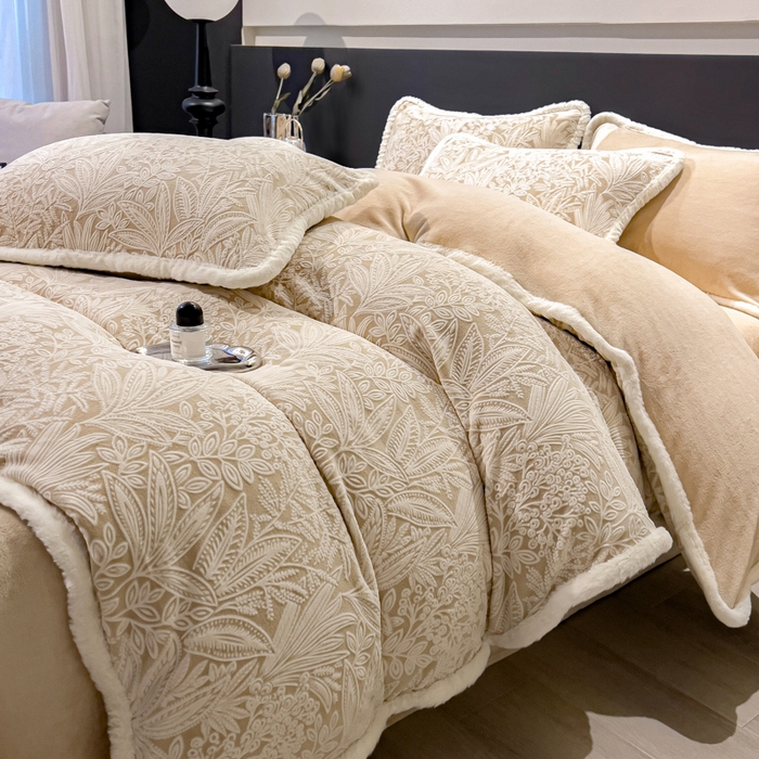 91家纺网 家纺一手货源 找家纺 印季家纺 2025新款法式立体雕花绒兔毛包边四件套 山茶庄园-米黄