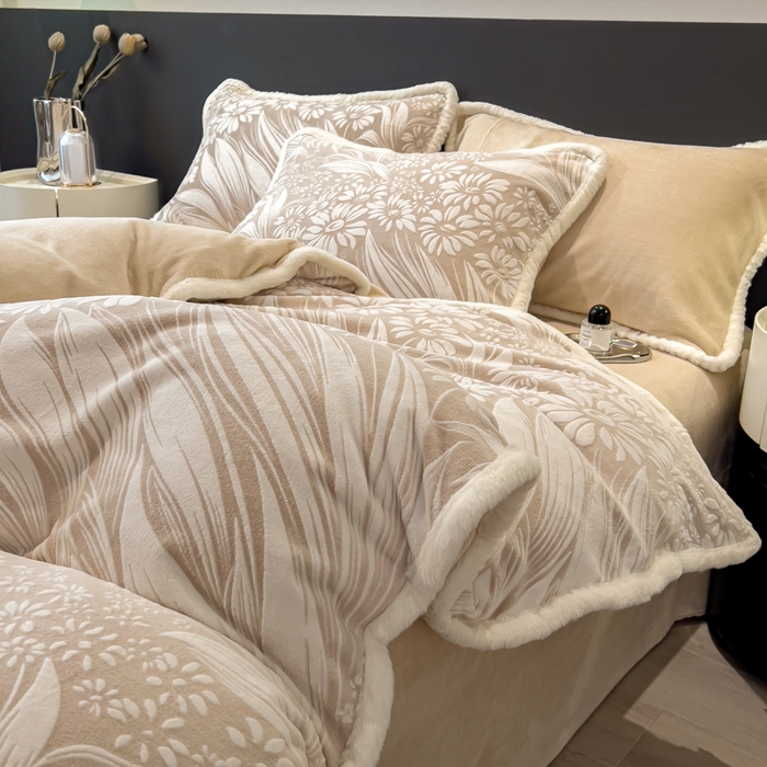 91家纺网 家纺一手货源 找家纺 印季家纺 2025新款法式立体雕花绒兔毛包边四件套 冬日恋歌-米咖