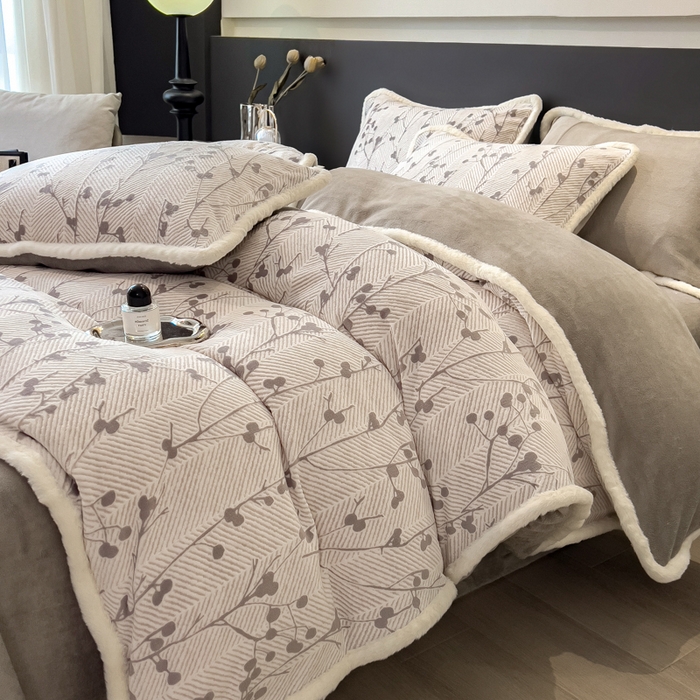 91家纺网 家纺一手货源 找家纺 印季家纺 2025新款法式立体雕花绒兔毛包边四件套 米洛-灰