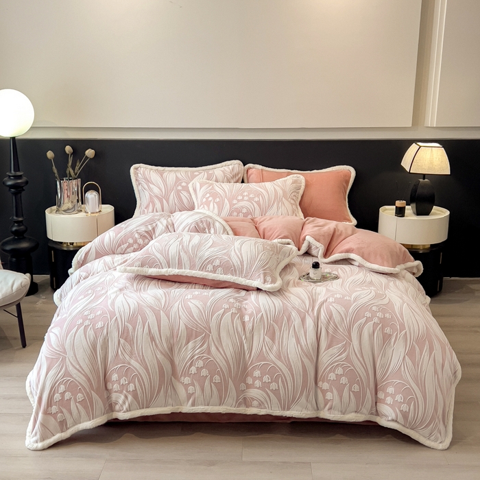 91家纺网 家纺一手货源 找家纺 印季家纺 2025新款法式立体雕花绒兔毛包边四件套 铃兰梦境-粉