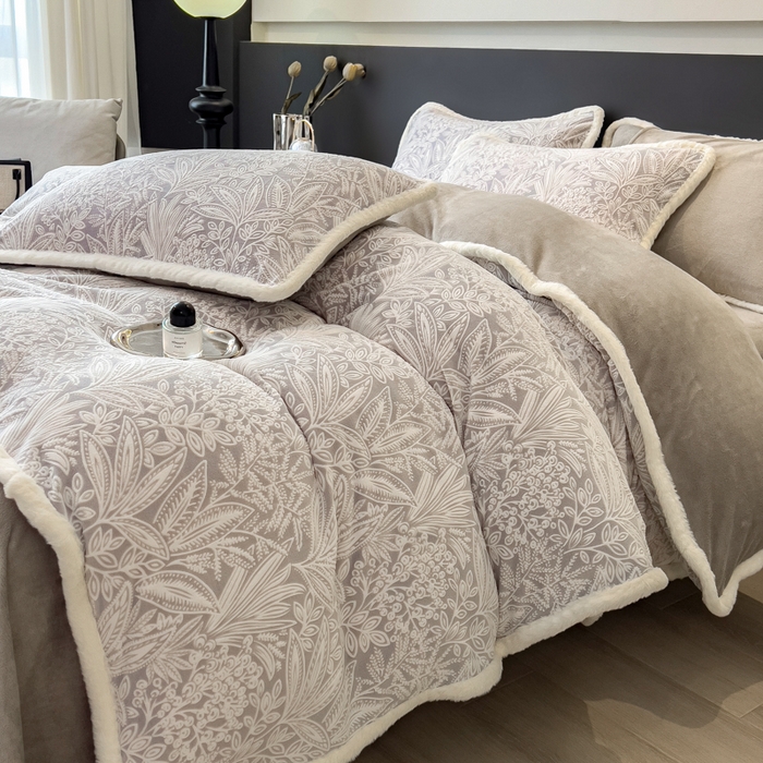 91家纺网 家纺一手货源 找家纺 印季家纺 2025新款法式立体雕花绒兔毛包边四件套 山茶庄园-灰