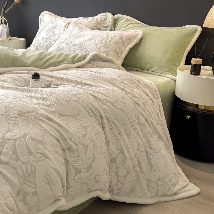 91家纺网 家纺一手货源 找家纺 印季家纺 2025新款法式立体雕花绒兔毛包边四件套 一叶知秋（灰绿）