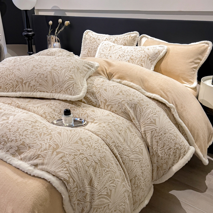 91家纺网 家纺一手货源 找家纺 印季家纺 2025新款法式立体雕花绒兔毛包边四件套 山茶庄园-米黄