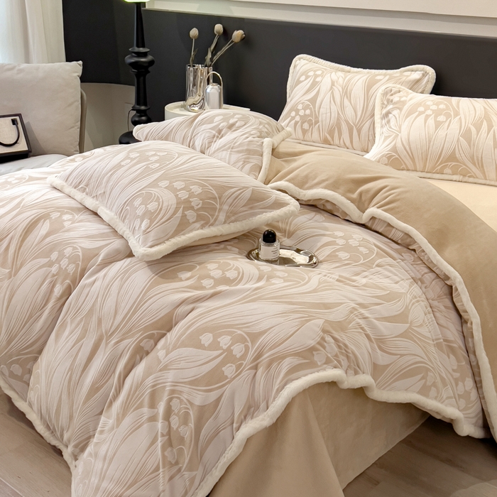 91家纺网 家纺一手货源 找家纺 印季家纺 2025新款法式立体雕花绒兔毛包边四件套 铃兰梦境-米黄