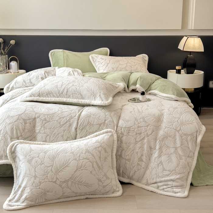 91家纺网 家纺一手货源 找家纺 印季家纺 2025新款法式立体雕花绒兔毛包边四件套 一叶知秋（灰绿）