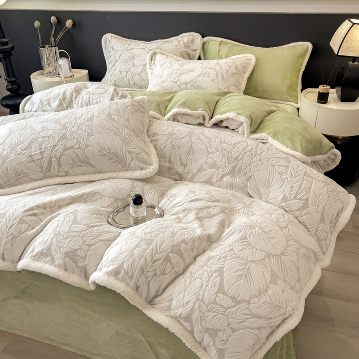 91家纺网 家纺一手货源 找家纺 印季家纺 2025新款法式立体雕花绒兔毛包边四件套 一叶知秋（灰绿）