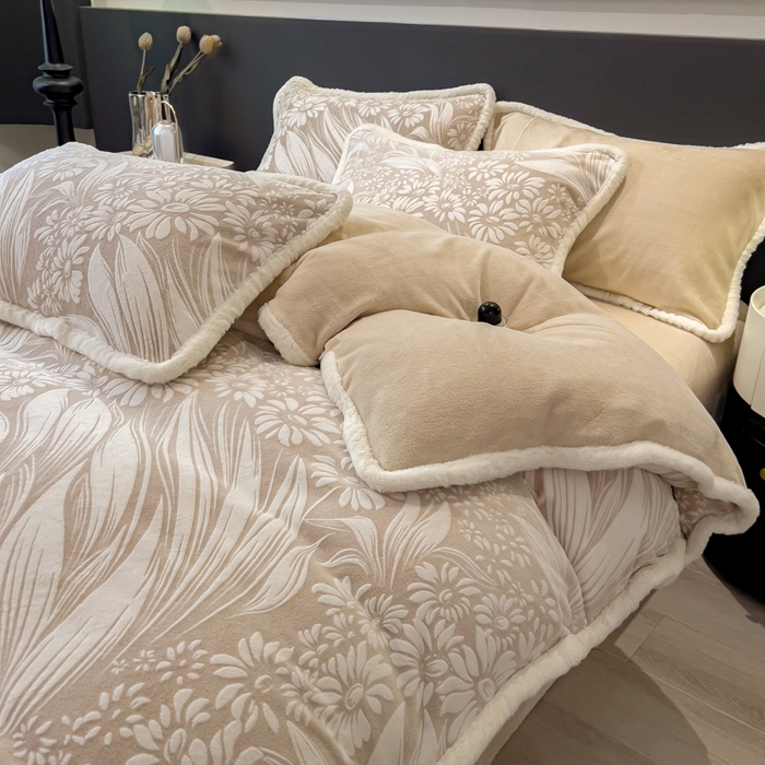 91家纺网 家纺一手货源 找家纺 印季家纺 2025新款法式立体雕花绒兔毛包边四件套 冬日恋歌-米咖