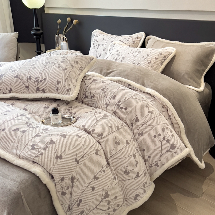 91家纺网 家纺一手货源 找家纺 印季家纺 2025新款法式立体雕花绒兔毛包边四件套 米洛-灰