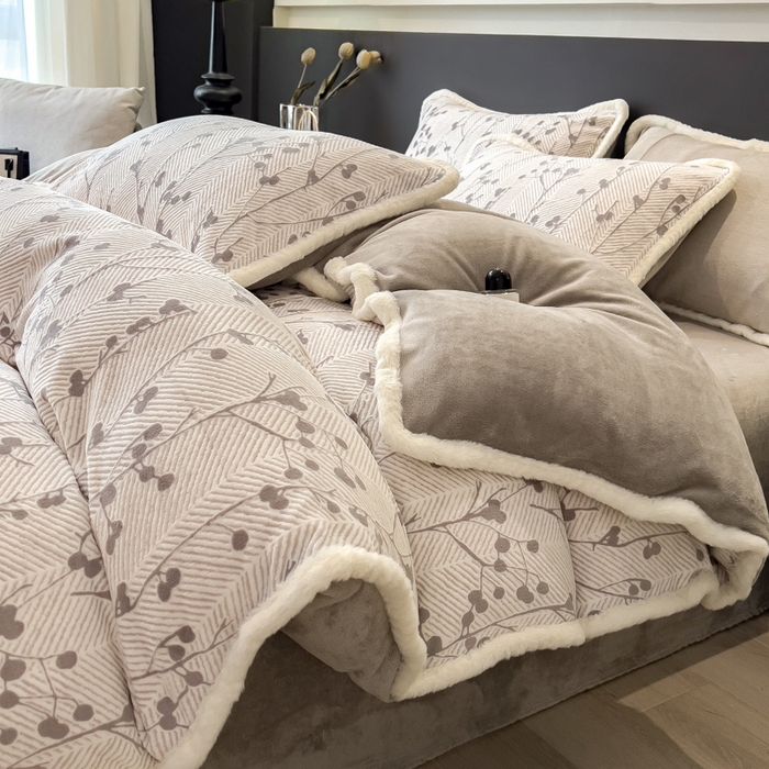 91家纺网 家纺一手货源 找家纺 印季家纺 2025新款法式立体雕花绒兔毛包边四件套 米洛-灰