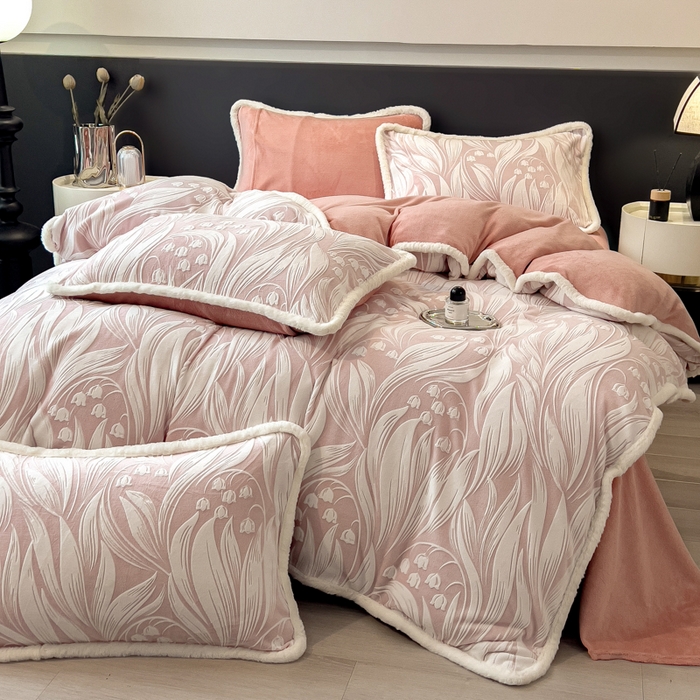 91家纺网 家纺一手货源 找家纺 印季家纺 2025新款法式立体雕花绒兔毛包边四件套 铃兰梦境-粉